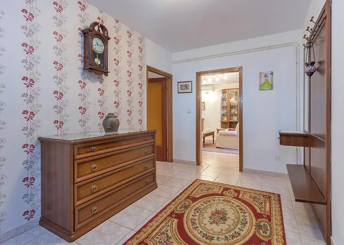Modern, Affordable And Nicely Decorated - Paradise Πανσιόν Πούλα