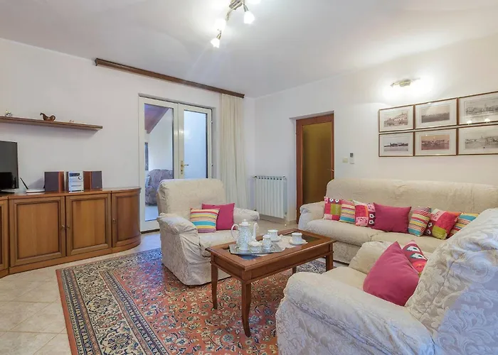 Πανσιόν Modern, Affordable And Nicely Decorated - Paradise Πούλα