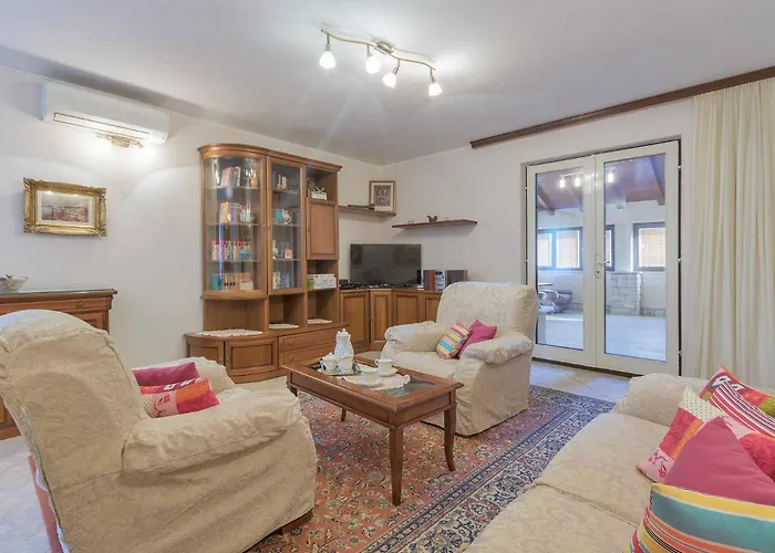Modern, Affordable And Nicely Decorated - Paradise Πούλα