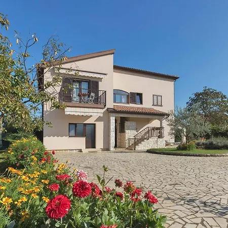 Гостевой дом Modern, Affordable And Nicely Decorated - Paradise Пула