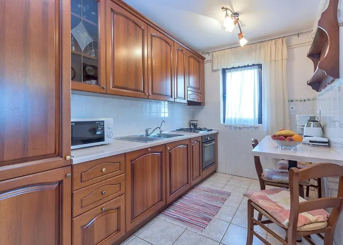 Modern, Affordable And Nicely Decorated - Paradise Πούλα