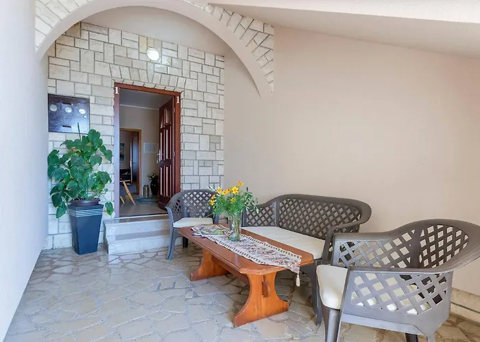 Πανσιόν Modern, Affordable And Nicely Decorated - Paradise Πούλα