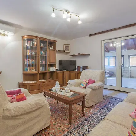 Modern, Affordable And Nicely Decorated - Paradise Pola